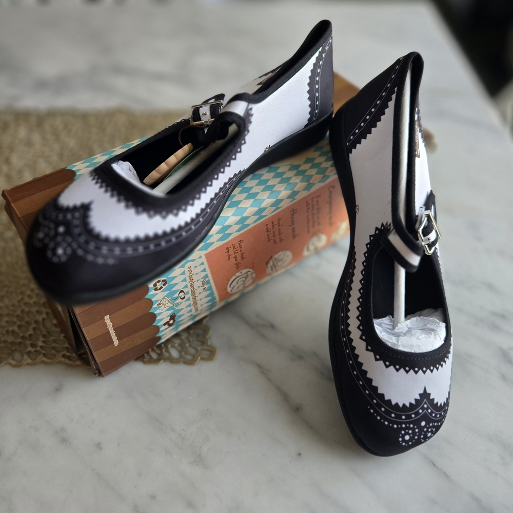 Black and White Flats Chocolaticas® Havana Women's Mary Jane Flat × 1
38 HCD/ 8